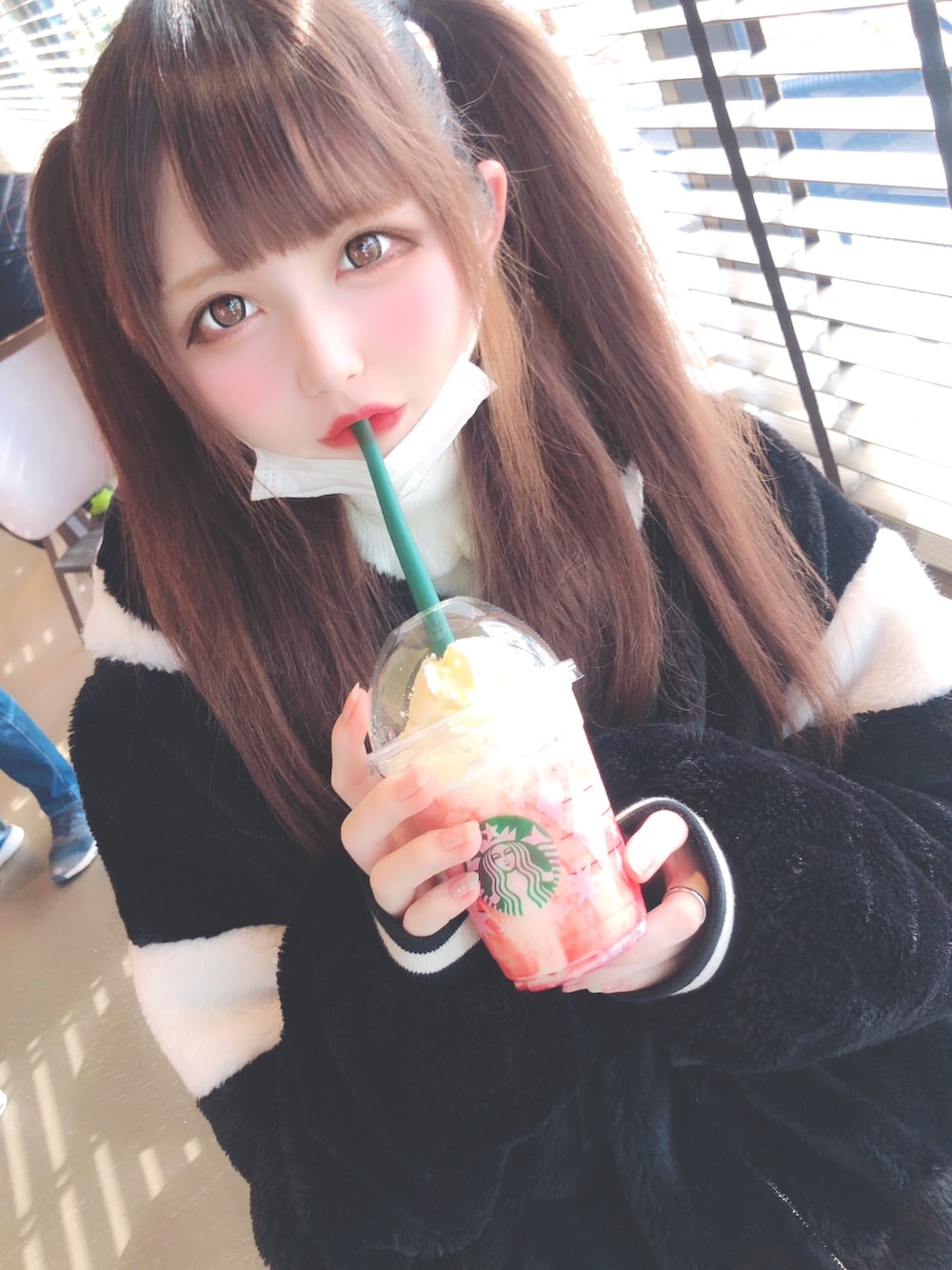 「秋冬コーデ、ゆるコーデ、お洒落さんとつながりたい、モノトーン、ブラックコーデ」｜「RASVOAのファーパーカー１９’（その他アウター、ブラック系）」を使った、ゆいたんさん（レディース・158cm）の秋コーディネートの1枚目の写真