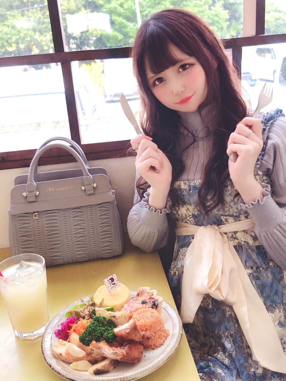「デート、秋冬コーデ、お洒落さんとつながりたい、カフェオレコーデ」｜「axes femmeのタートルラメニットプルオーバー（Tシャツ/カットソー、ブルー系）」を使った、ゆいたんさん（レディース・158cm）の秋コーディネートの1枚目の写真