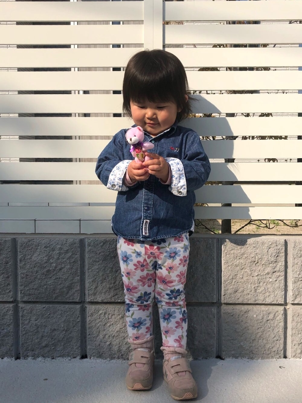 「春コーデ、2歳、デニムシャツ、花柄パンツ、花柄、デニム、赤ちゃん、赤ちゃんコーデ、キッズコーデ、キッズファッション」｜「Moujonjonのアイテム（シャツ/ブラウス、ブルー系）」を使った、fuuukaaa1515さん（キッズ・80cm）の春コーディネートの1枚目の写真