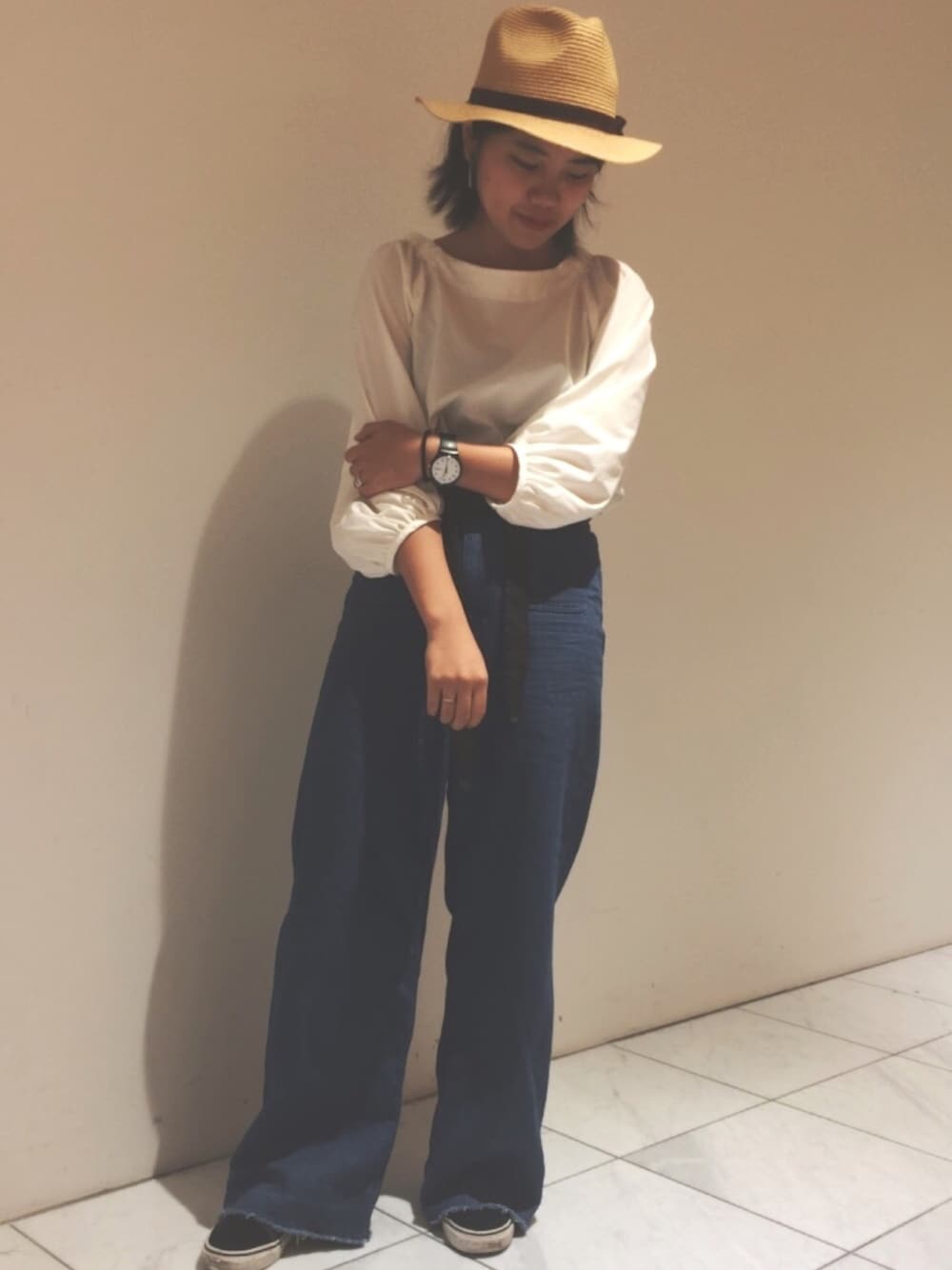 「VANS、帽子、スニーカーコーデ、ユニクロ、ワイドパンツ、中折ハット、jarnal standard、ワイドパンツ×スニーカー、イチヨンプラス、黒小物」｜「14+のアイテム（ハット、ブラウン系）」を使った、14+ 天王寺MIO店 スタッフさん（レディース・160cm）の夏コーディネートの1枚目の写真