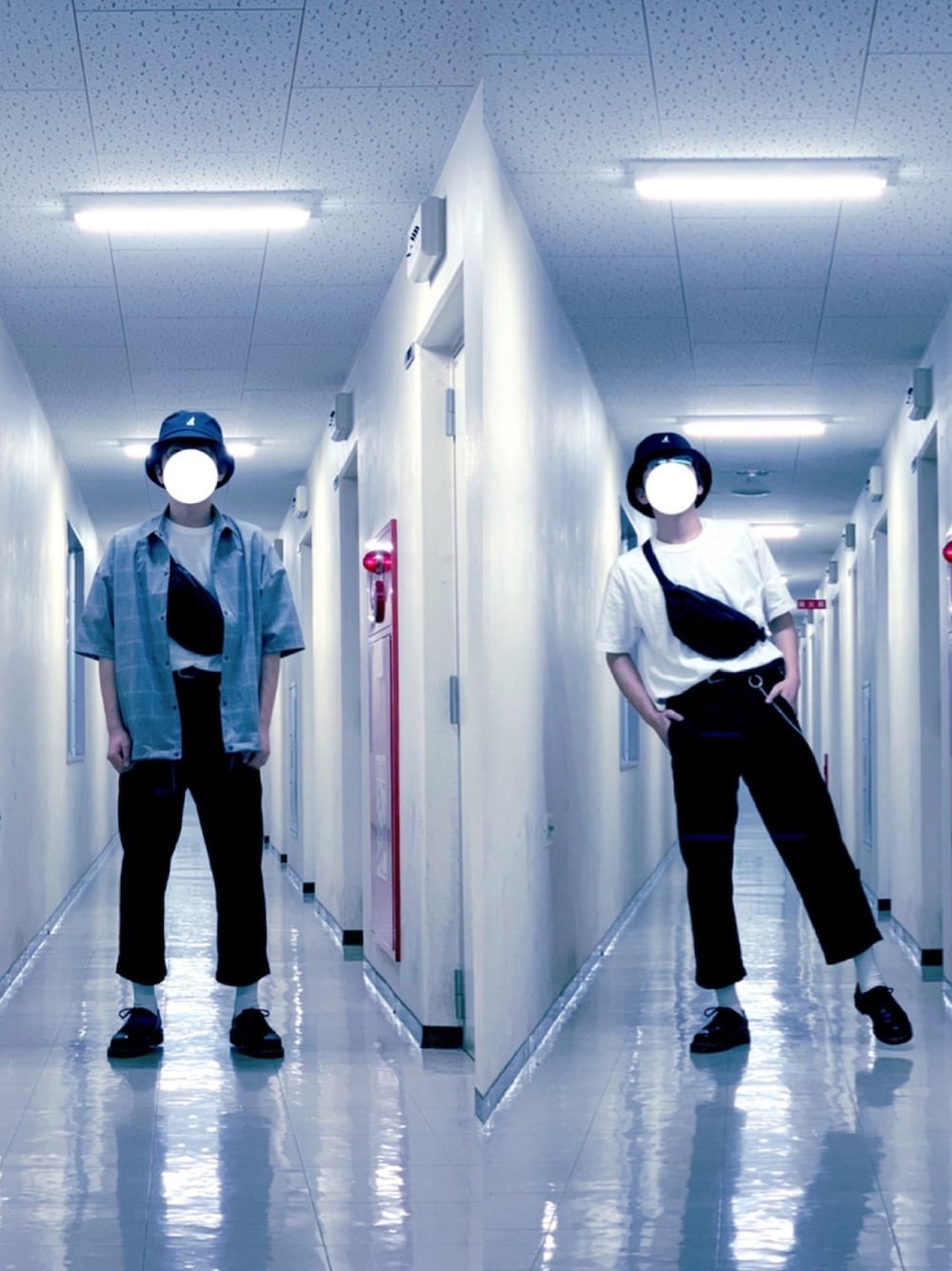 グレー系のシャツ/ブラウス、ホワイト系のTシャツ/カットソー、ブラック系のその他パンツを着用したメンズの夏コーディネートの1枚目の写真