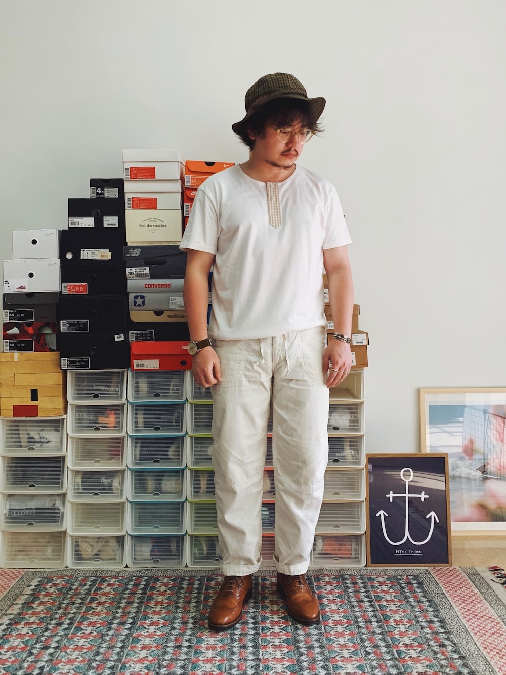 ホワイト系のTシャツ/カットソー、ホワイト系のパンツ、ブラウン系のシューズを着用したメンズの夏コーディネートの1枚目の写真