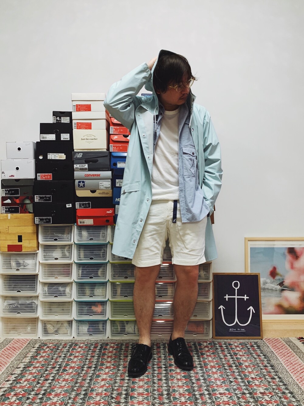 ブルー系のテーラードジャケット、ブルー系のシャツ/ブラウス、ブラック系のドレスシューズを着用したメンズの夏コーディネートの1枚目の写真