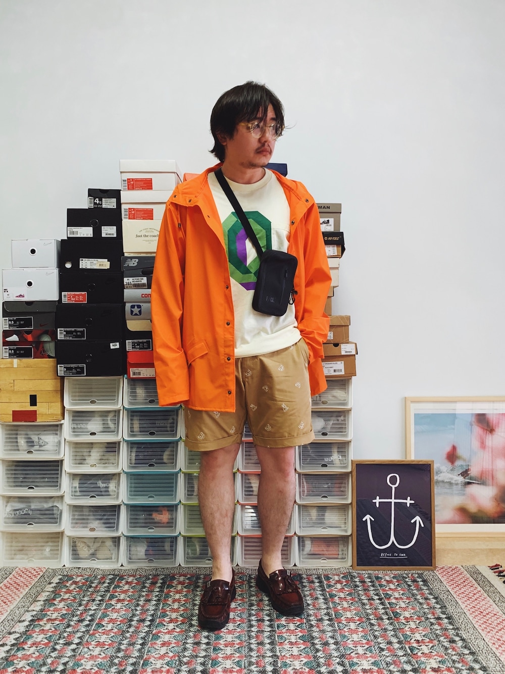 オレンジ系のブルゾン、ベージュ系のTシャツ/カットソー、ベージュ系のカーゴパンツを着用したメンズの夏コーディネートの1枚目の写真