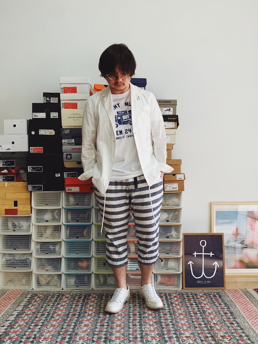 ホワイト系のテーラードジャケット、ホワイト系のTシャツ/カットソー、ホワイト系のパンツを着用したメンズの夏コーディネートの1枚目の写真