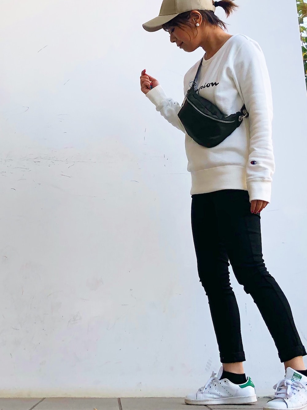 ホワイト系のスウェット、グリーン系のボディバッグ/ウエストポーチ、ブラック系のその他パンツを着用したレディースの秋コーディネートの1枚目の写真