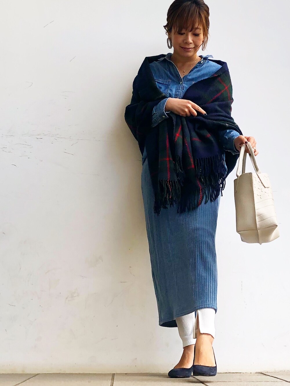 ブルー系のシャツ/ブラウス、ブルー系のスカート、その他のストール/ショールを着用したレディースの秋コーディネートの1枚目の写真