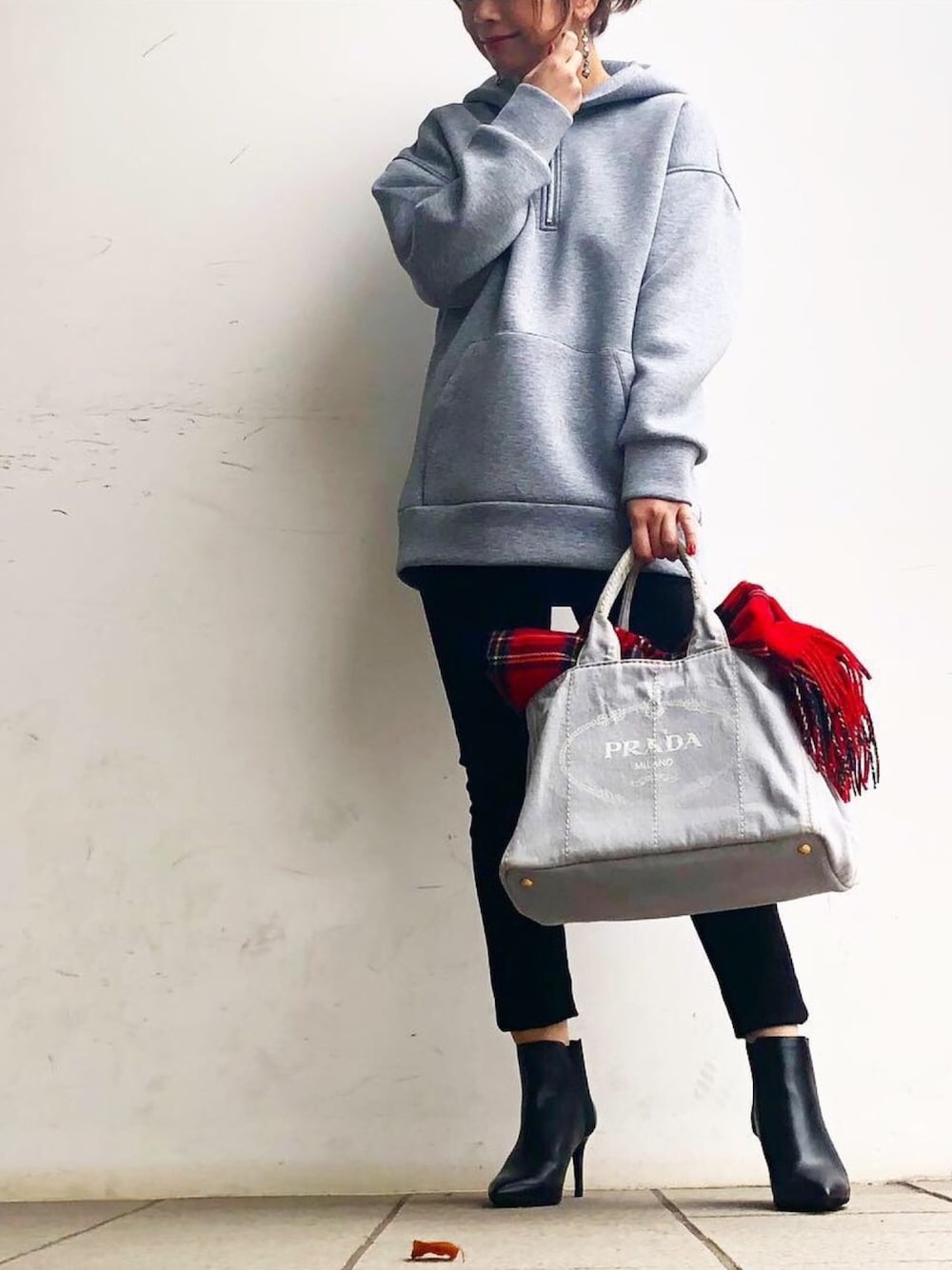 グレー系のスウェット、ブラック系のパンツ、グレー系のトートバッグを着用したレディースの冬コーディネートの1枚目の写真