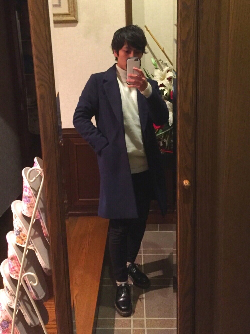 ブルー系のチェスターコート、ホワイト系のTシャツ/カットソー、ブラック系のブーツを着用したメンズの冬コーディネートの1枚目の写真