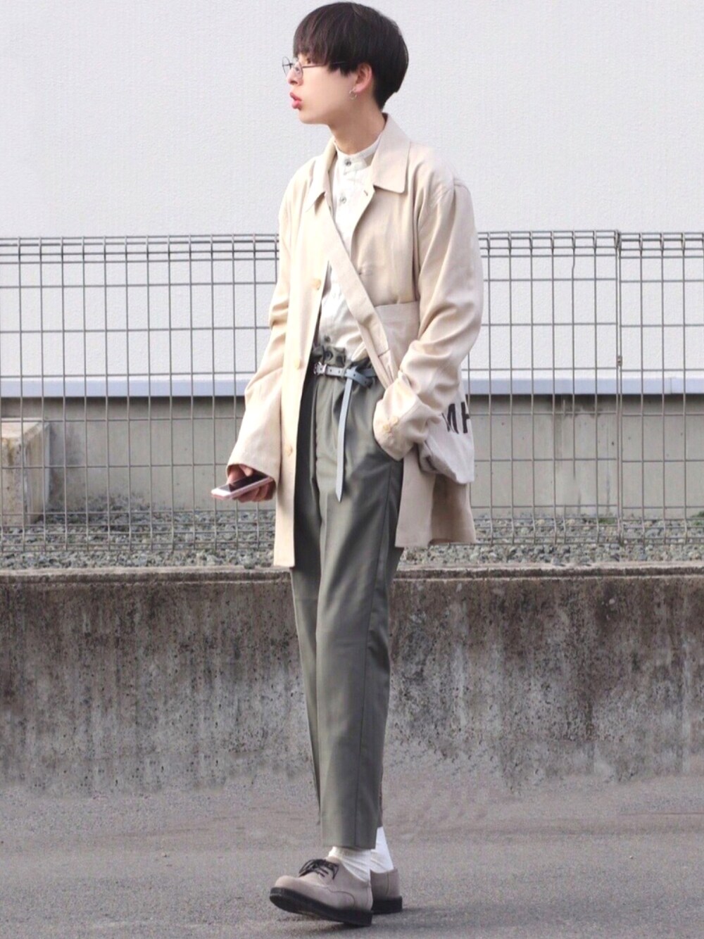 「ワントーンコーデ、ノーカラーシャツ、スラックス、春コーデ、HARE、はるコーデ」｜「usedのアイテム（ブルゾン、ベージュ系）」を使った、ろむしさん（メンズ・174cm）の春コーディネートの1枚目の写真