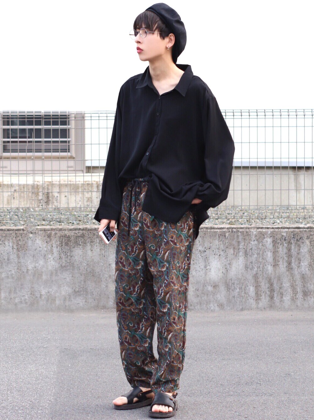 「柄パンツ、オーバーサイズ、ブラック、シャツスタイル、モノトーン、今日のコーデ、いいね、save、フォローお願いします🤑、おしゃれさんと繋がりたい、古着」｜「usedのアイテム（シャツ/ブラウス、ブラック系）」を使った、ろむしさん（メンズ・174cm）の春コーディネートの1枚目の写真