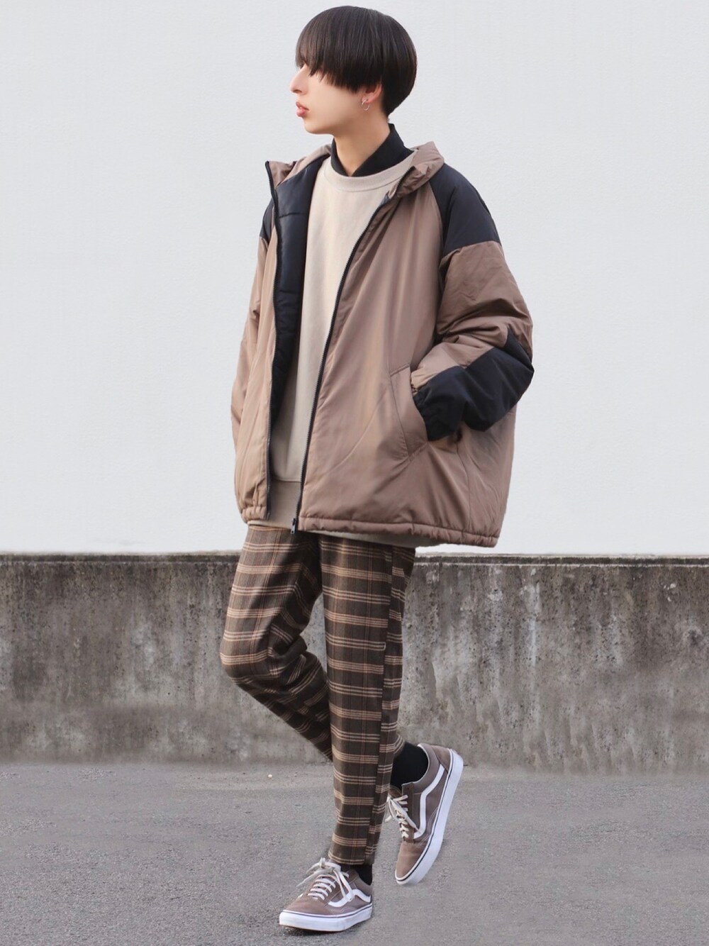 「秋冬コーデ、ブラウン、チェック、オーバーサイズ、秋コーデ」｜「BASQUE magentaの【BASQUE -enthusiastic design-】 ビッグシルエット ブライトナカワタダウンジャケット/モンスターパーカー（ダウンジャケット/コート、ベージュ系）」を使った、ろむしさん（メンズ・174cm）の秋コーディネートの1枚目の写真