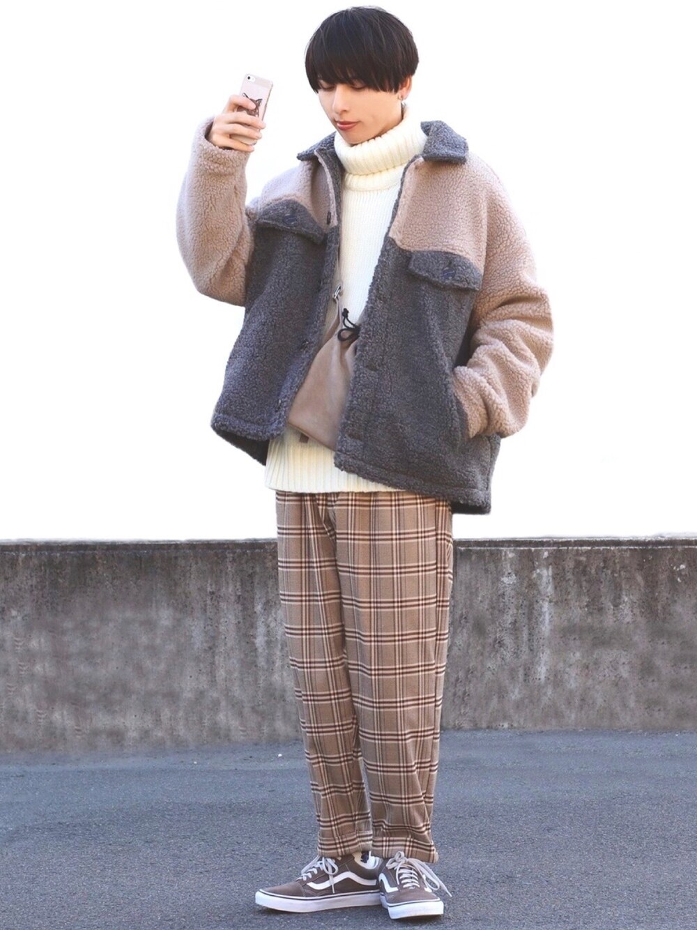 「ボア、ベージュ、ワントーンコーデ、いいね、save、フォローお願いします🤑」｜「THE MORNING AFTERの[ WEARISTA ろむし × T.M.A LAB ] BICOLOR HAEVY BOA BLOUSON / 配色切替 ヘヴィーボアブルゾン（ブルゾン、グレー系）」を使った、ろむしさん（メンズ・174cm）の秋コーディネートの1枚目の写真