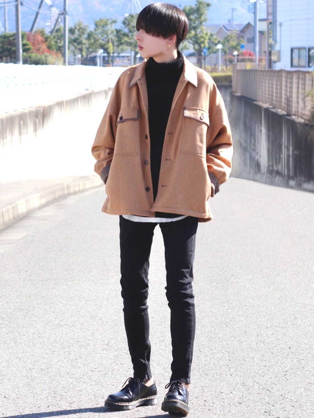 「UNIQLOのアイテム（ニット/セーター、ブラック系）」を使った、ろむしさん（メンズ・174cm）の冬コーディネートの1枚目の写真