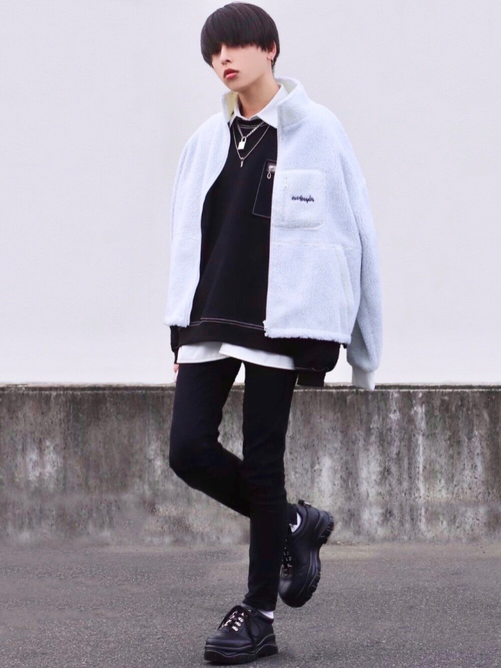 「Mark Gonzalesの【BASQUE -enthusiastic design-】Mark Gonzales/マークゴンザレス BASQUE magenta別注 ビッグシルエット ボアブルゾン（ブルゾン、ベージュ系）」を使った、ろむしさん（メンズ・174cm）の冬コーディネートの1枚目の写真