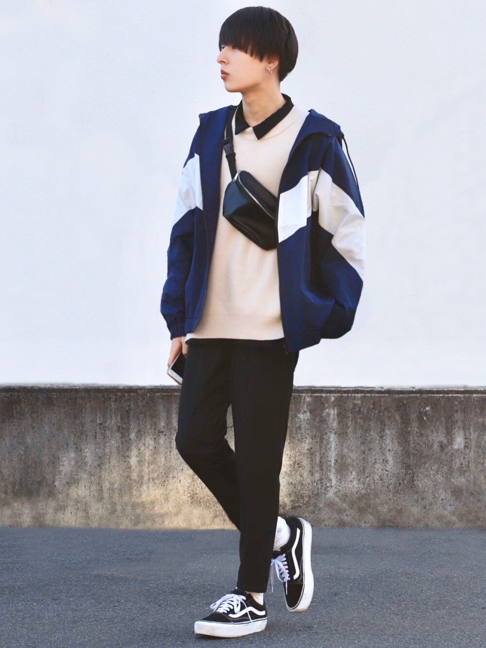 「スポーツミックス、ナイロンジャケット、スラックス、いいね、save、フォローお願いします🤑」｜「KANGOLの【BASQUE -enthusiastic design-】KANGOL カンゴール BASQUE magenta 別注 ビッグシルエット ライン切替 ボリュームネック ブルゾン（ナイロンジャケット、ブルー系）」を使った、ろむしさん（メンズ・174cm）の冬コーディネートの1枚目の写真