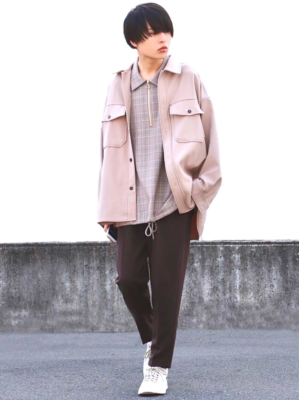 「ハーフジップ、リングジップ、春、ワントーンコーデ」｜「CASPER JOHNのDrape Chief Petty Officer Shirts/ドレープCPOシャツ（シャツ/ブラウス、ベージュ系）」を使った、ろむしさん（メンズ・174cm）の冬コーディネートの1枚目の写真
