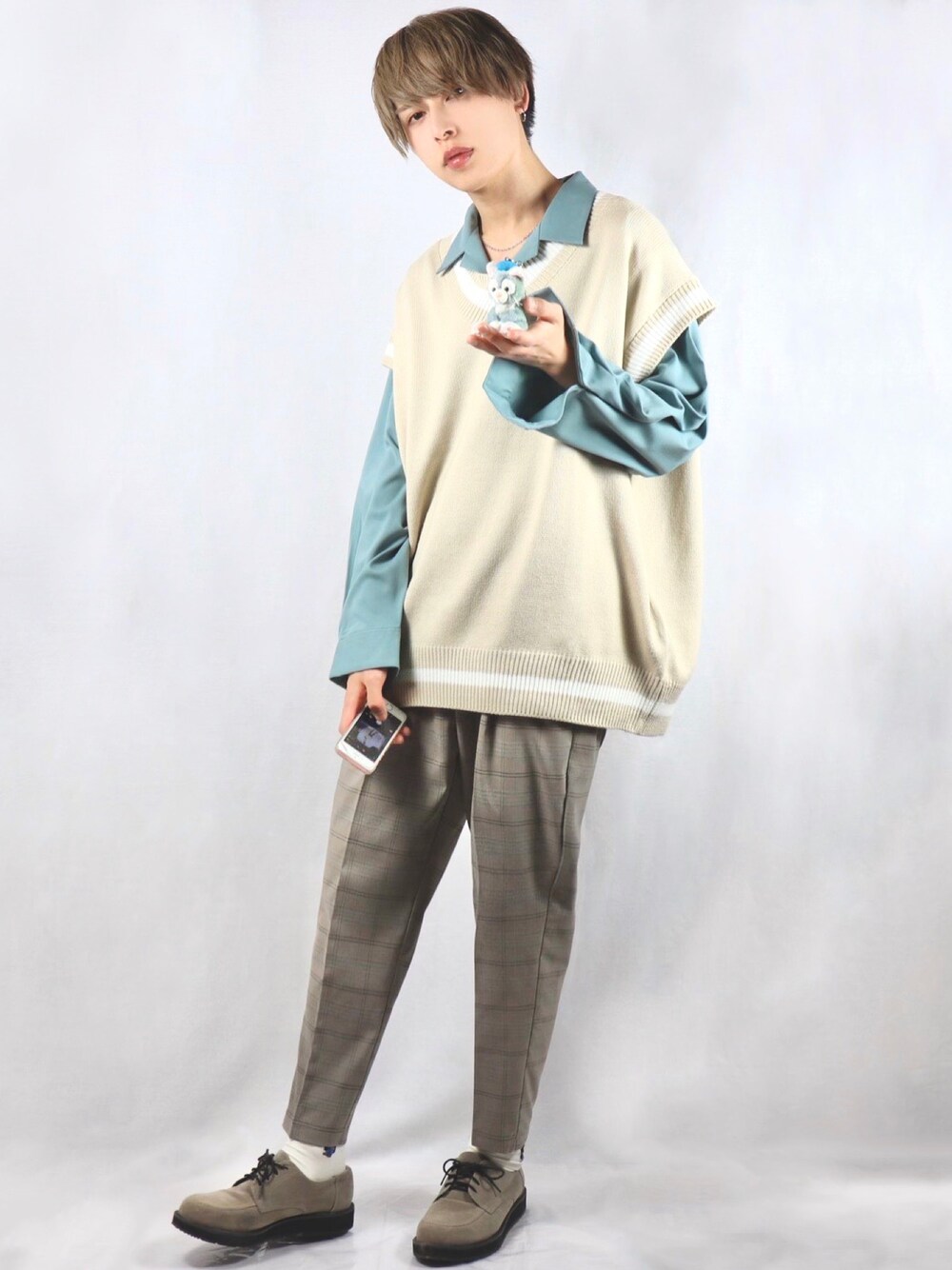 「BASQUE magentaの【BASQUE -enthusiastic design-】ビッグシルエット Vネック ニットベスト(無地/チルデン/切替)（ベスト、ベージュ系）」を使った、ろむしさん（メンズ・174cm）の春コーディネートの1枚目の写真