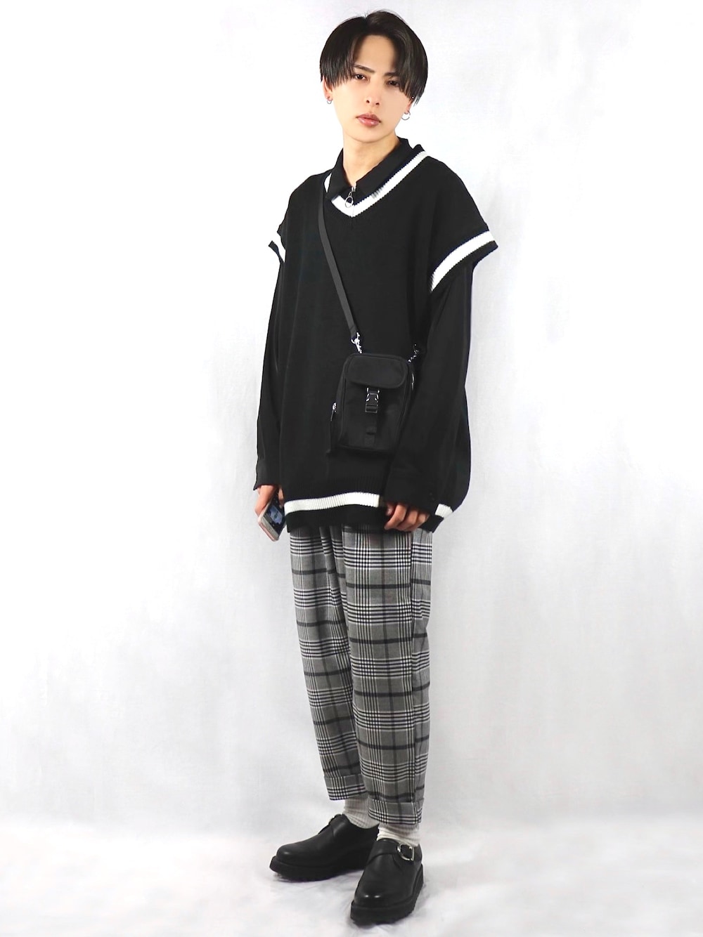 「おうちファッション」｜「BASQUE magentaの【BASQUE -enthusiastic design-】ビッグシルエット Vネック ニットベスト(無地/チルデン/切替)（ベスト、ブラック系）」を使った、ろむしさん（メンズ・174cm）の春コーディネートの1枚目の写真