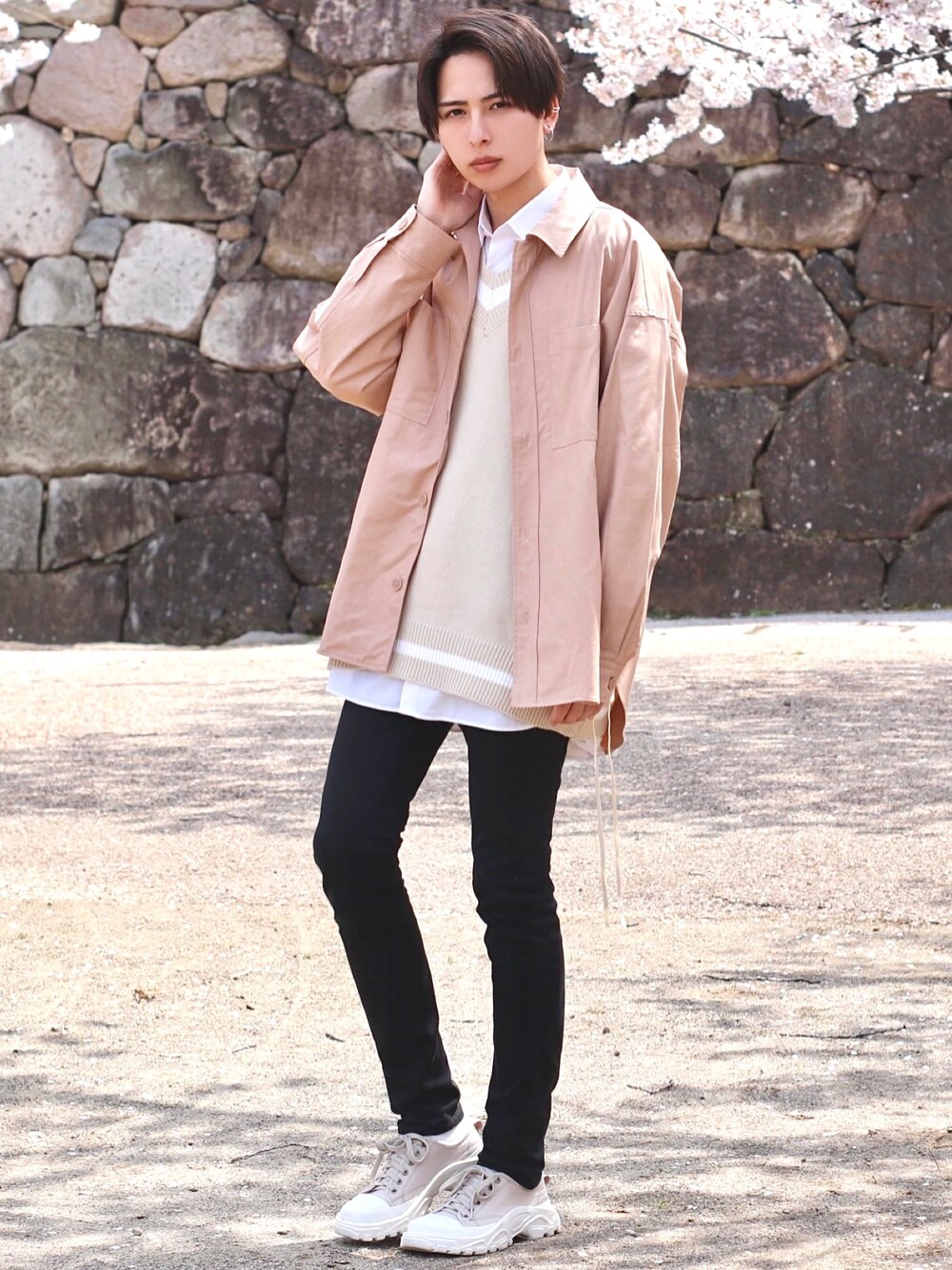 「act'mのact'm ビッグシルエット ツイル CPO シャツ-2020 act'm SPRING NEW ITEM-（シャツ/ブラウス、ベージュ系）」を使った、ろむしさん（メンズ・174cm）の春コーディネートの1枚目の写真