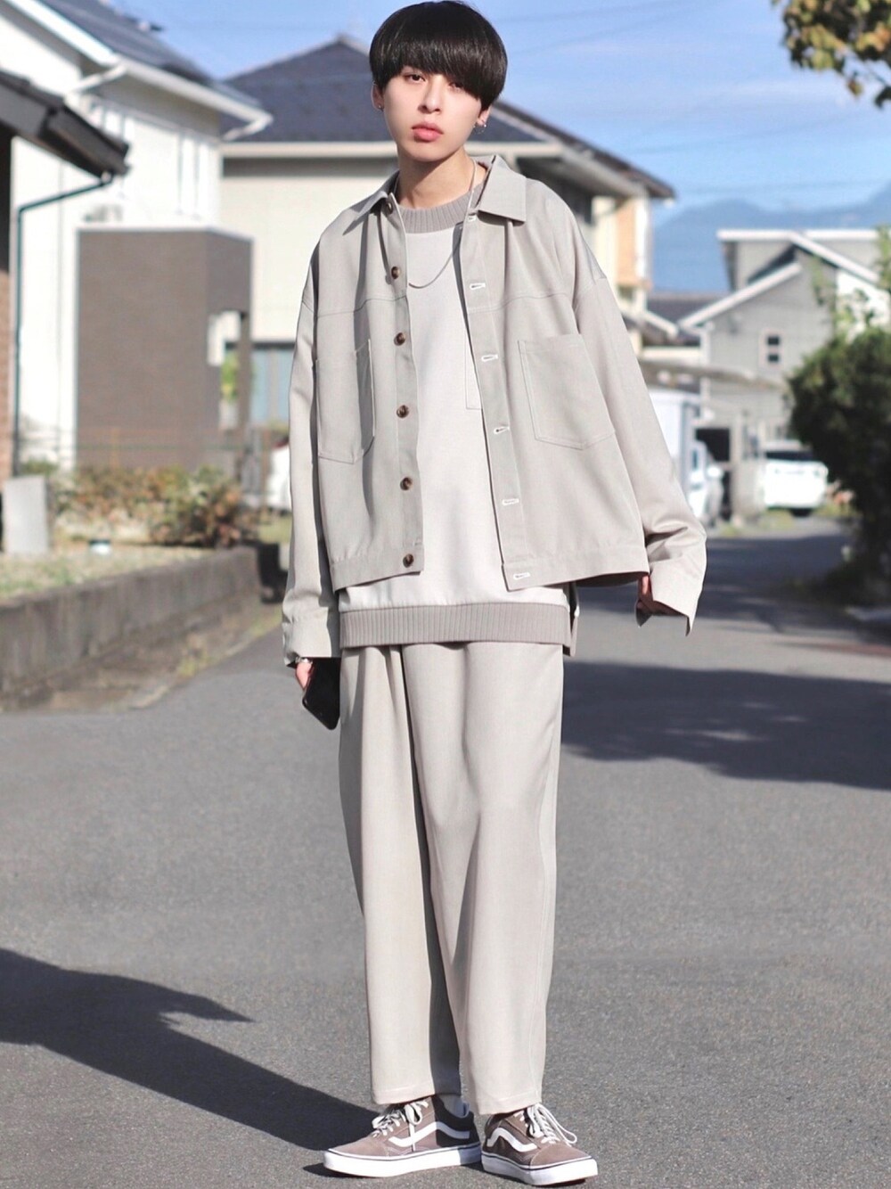 「BASQUE magentaの【BASQUE -enthusiastic design-】T/R ストレッチ オーバーサイズ ステッチ CPOブルゾン ベイカーワイドパンツ＜セットアップ＞（セットアップ、ベージュ系）」を使った、ろむしさん（メンズ・174cm）の秋コーディネートの1枚目の写真
