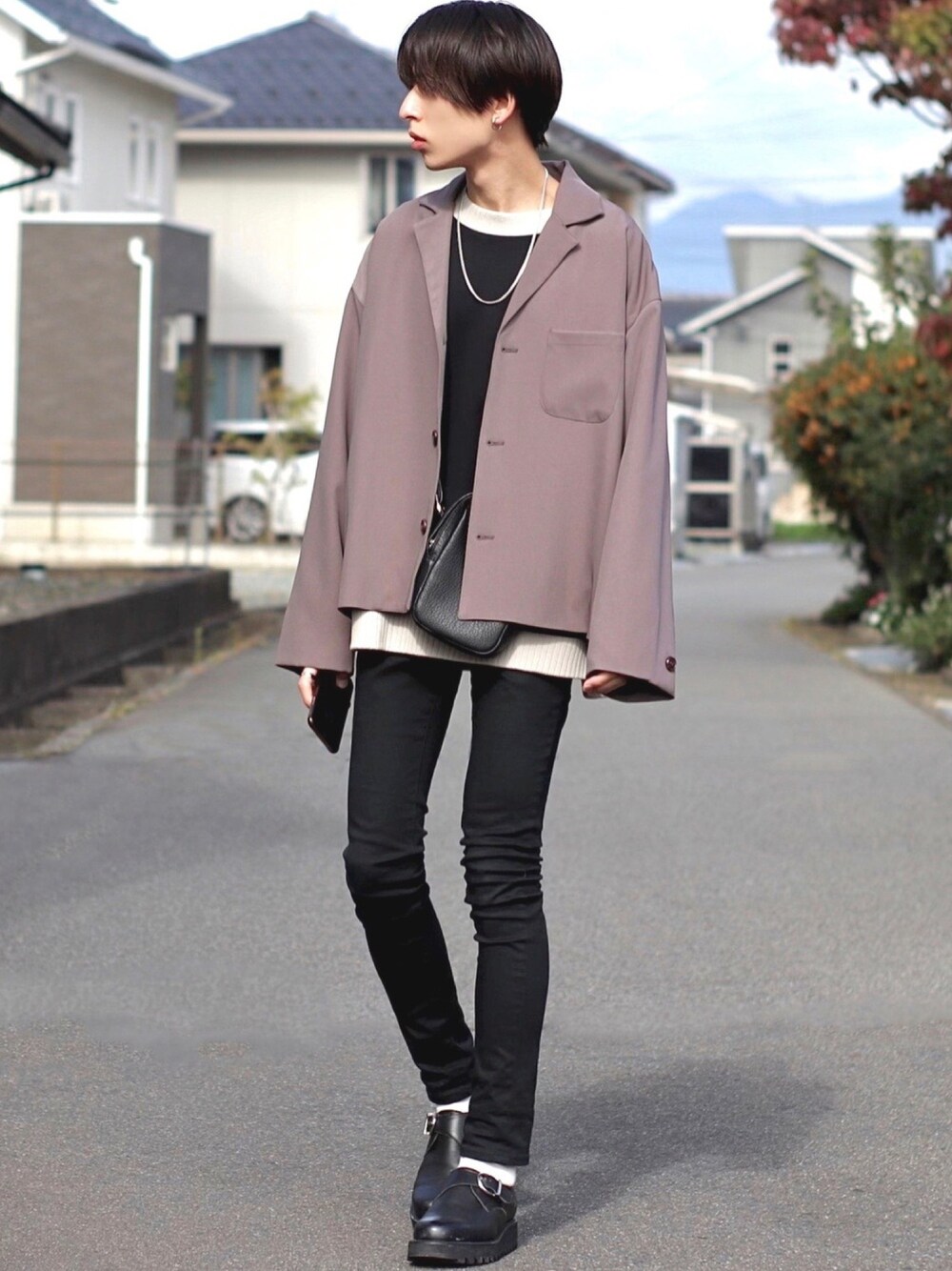 ブラック系のTシャツ/カットソー、ブラック系のチノパンツ、パープル系のテーラードジャケットを着用したメンズの秋コーディネートの1枚目の写真
