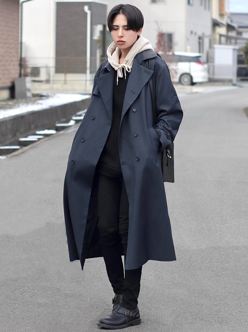 「CASPER JOHNのCleric Trench Coat/クレリックトレンチコート（トレンチコート、ブルー系）」を使った、ろむしさん（メンズ・174cm）の冬コーディネートの1枚目の写真