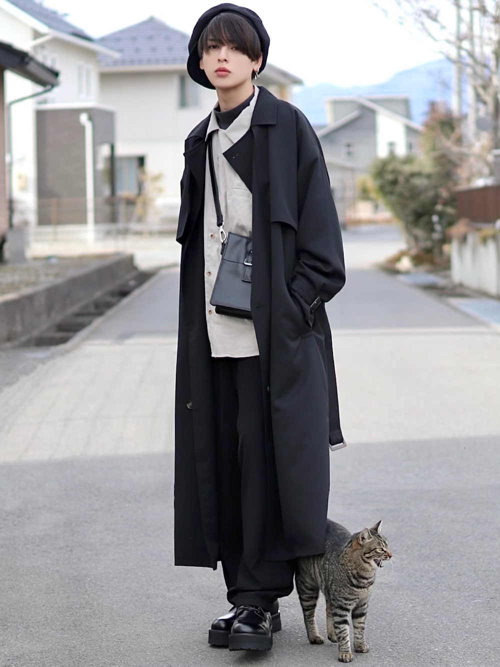 「EMMA CLOTHESのTRストレッチ オーバーサイズ ヨークトレンチコート EMMA CLOTHES 2021SPRING（トレンチコート、ブラック系）」を使った、ろむしさん（メンズ・174cm）の冬コーディネートの1枚目の写真