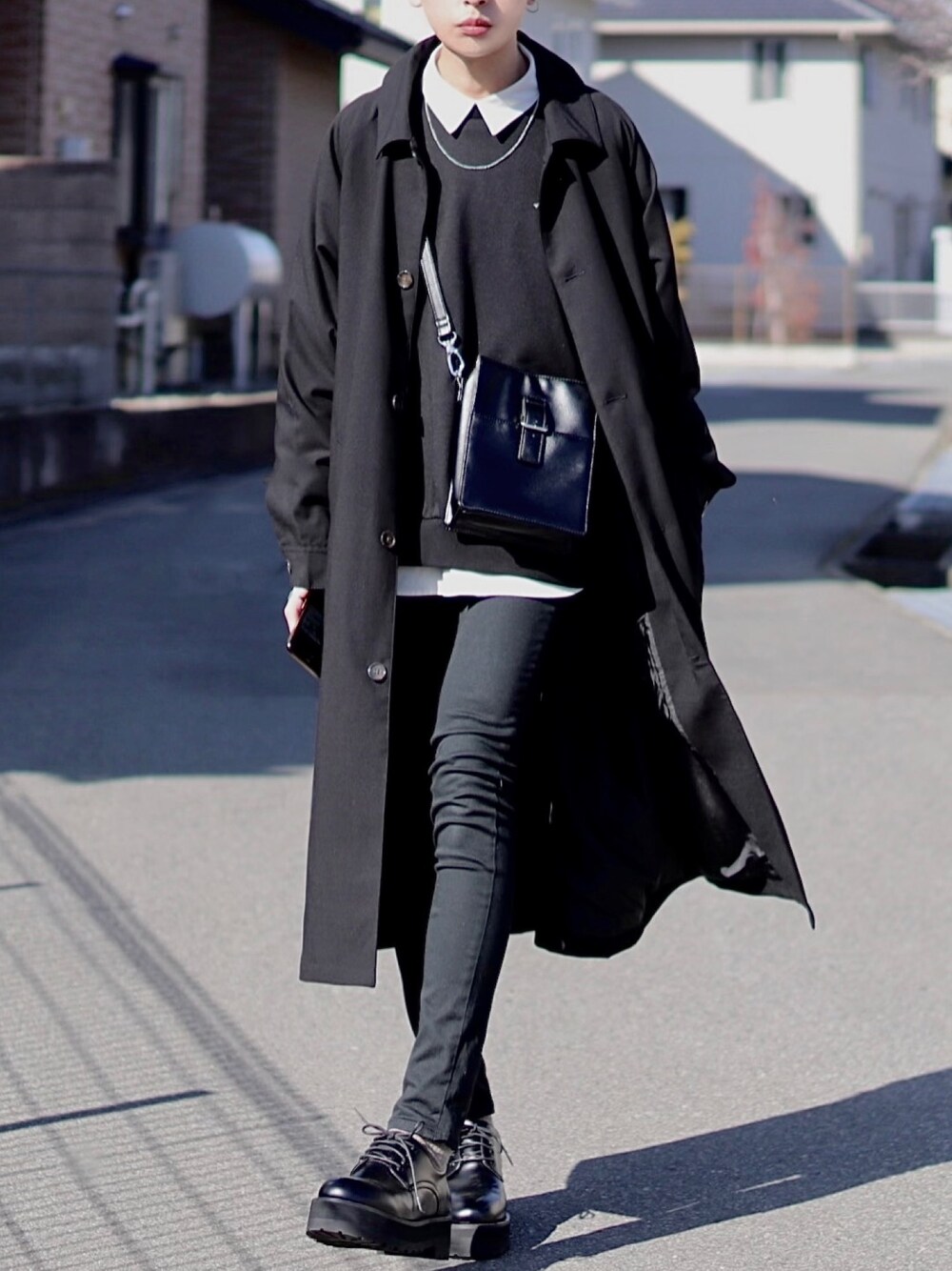「LUCYのLUCY/LOOSE SOUTIEN COLLAR COAT（ステンカラーコート、ブラック系）」を使った、ろむしさん（メンズ・174cm）の冬コーディネートの1枚目の写真