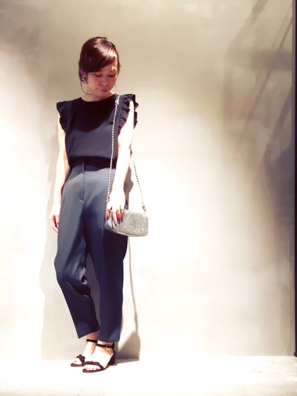 「シンプルコーデ、大人カジュアル、ノースリーブ、HELIOPOLE(HELIOPOLE)、ginza、ブラック×グリーン、JeromeDreyfuss、charlotteolympia、秋先取りコーデ」｜「HELIOPOLEの◆2017AW新作◆ ハイウエストフォルムパンツ（その他パンツ、グリーン系）」を使った、GA-SUさん（レディース・158cm）の夏コーディネートの1枚目の写真