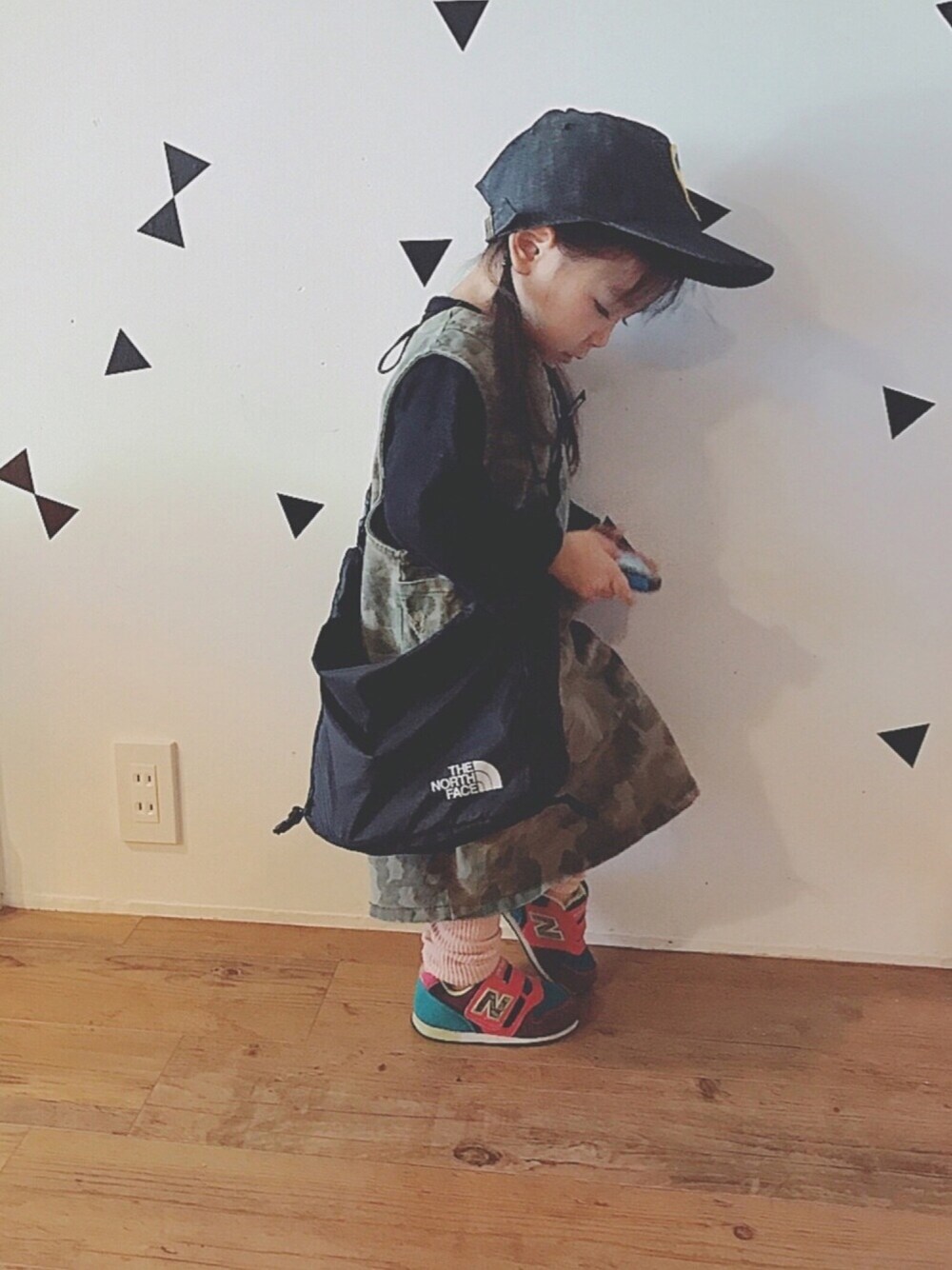 その他のスニーカー、その他のワンピース/ドレス、ブラック系のショルダーバッグを着用したキッズの春コーディネートの1枚目の写真