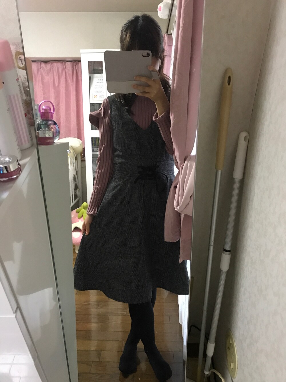 「プチプラ、かわいい系、ピンク、グレンチェック」｜「GRLの肩開きフリルカシミアタッチニット（ニット/セーター、ピンク系）」を使った、yuutanさん（レディース・148cm）の秋コーディネートの1枚目の写真