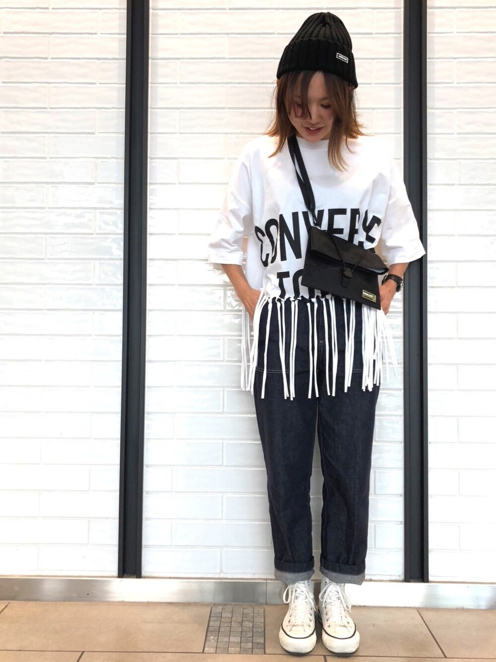 「デニム、コンバース、ロゴT、ニット帽、converse、フリンジ、サコッシュ、conversetokyo、コンバーストウキョウ」｜「CONVERSE TOKYOのCONVERSE TOKYO/コンバーストウキョウ シリコンワッペンニットキャップ（ニットキャップ/ビーニー、ブラック系）」を使った、haruka.Sさん（レディース・160cm）の夏コーディネートの1枚目の写真