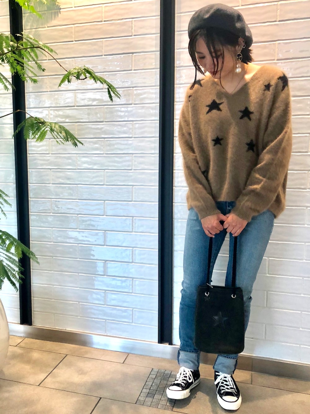 「CONVERSE TOKYO、コンバーストウキョウ、conversetokyo、ニット、ラクーンニット、星柄、ベレー帽、スキニーデニム」｜「CONVERSE TOKYOのCONVERSE TOKYO/コンバーストウキョウ レザーパイピングベレー帽（ハンチング/ベレー帽、グレー系）」を使った、haruka.Sさん（レディース・160cm）の秋コーディネートの1枚目の写真