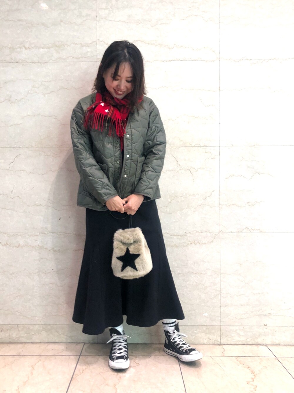 「コンバーストウキョウ、conversetokyo、オトナカジュアル、コンバース、ワンピース、クリスマス、キルティング、ファー小物」｜「CONVERSE TOKYOの星柄チェックマフラー（マフラー、レッド系）」を使った、haruka.Sさん（レディース・160cm）の冬コーディネートの1枚目の写真