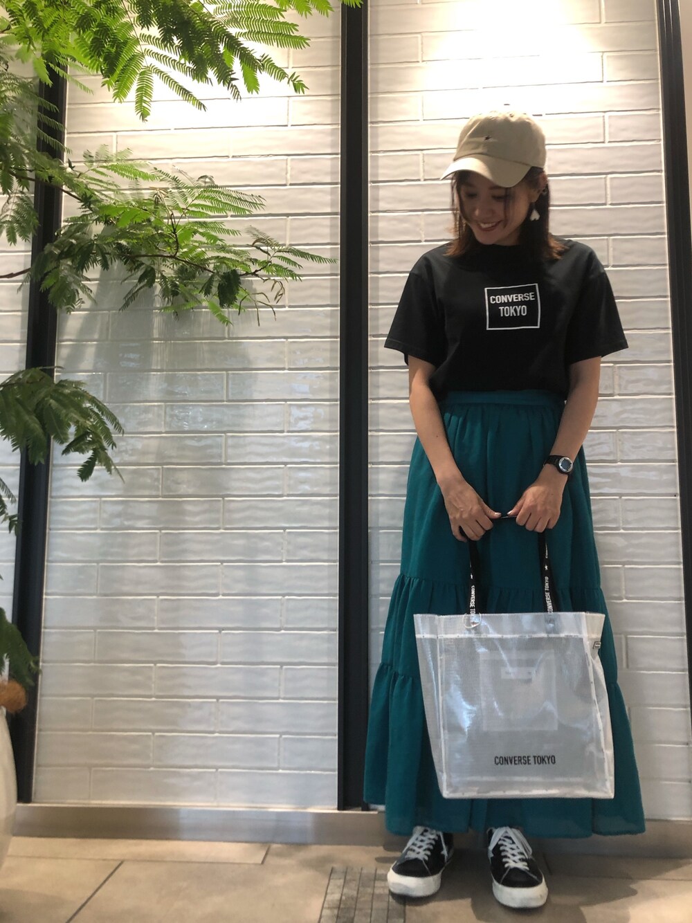 「CONVERSE TOKYO、conversetokyo、コンバーストウキョウ、フレアスカート、Tシャツ、ロゴT、キャップ、カジュアルコーデ、コンバース、converse」｜「CONVERSE TOKYOのCONVERSE TOKYO/コンバーストウキョウ　スターツイルベースボールキャップ（キャップ、ベージュ系）」を使った、haruka.Sさん（レディース・160cm）の春コーディネートの1枚目の写真