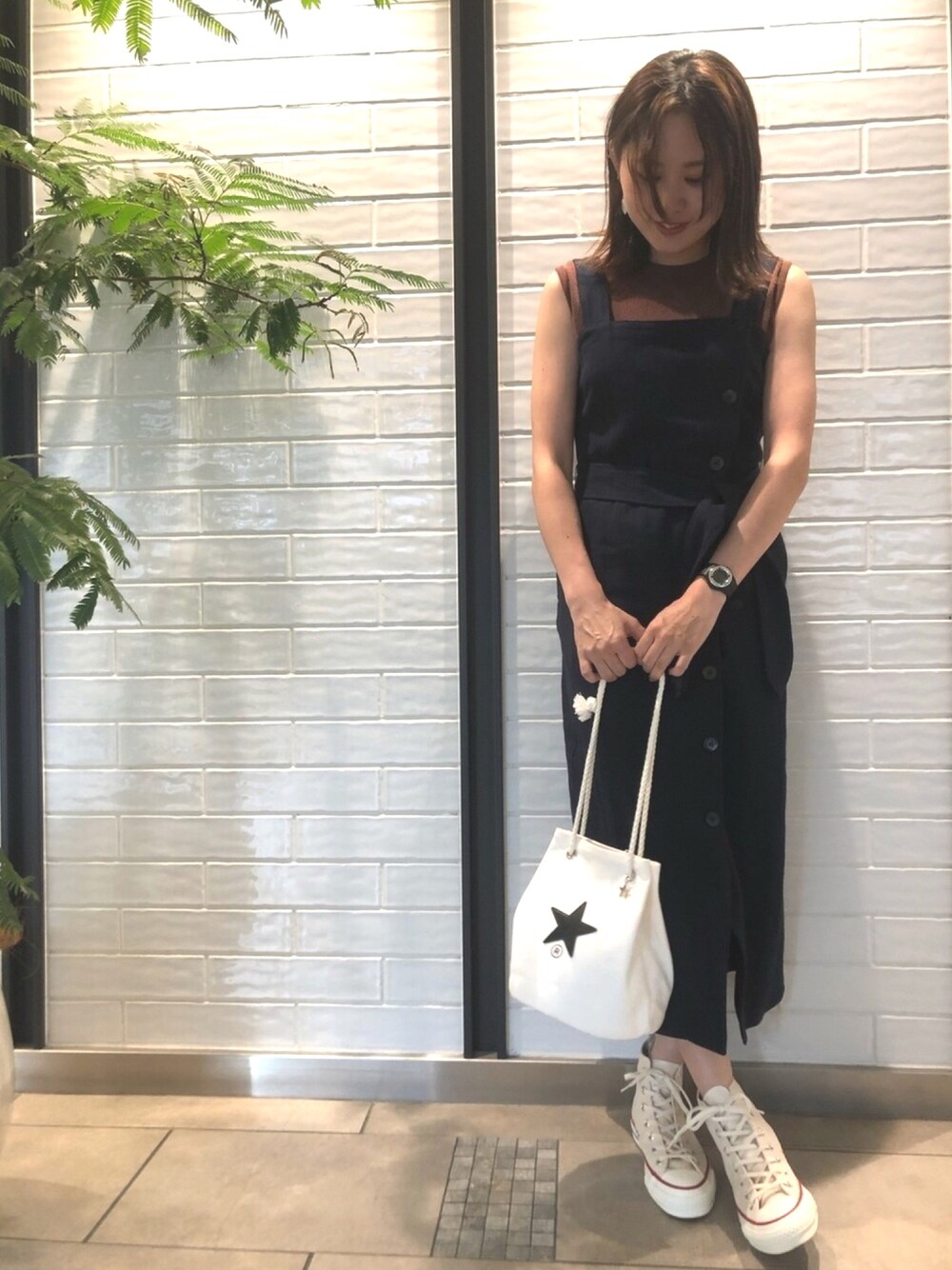 「conversetokyo、CONVERSE TOKYO、コンバーストウキョウ、ワンピース、オトナカジュアル、コンバース、converse、スニーカーコーデ、カジュアル、シンプルコーデ」｜「CONVERSE TOKYOのリネンコットンジャンパースカート（ワンピース、ブルー系）」を使った、haruka.Sさん（レディース・160cm）の春コーディネートの1枚目の写真