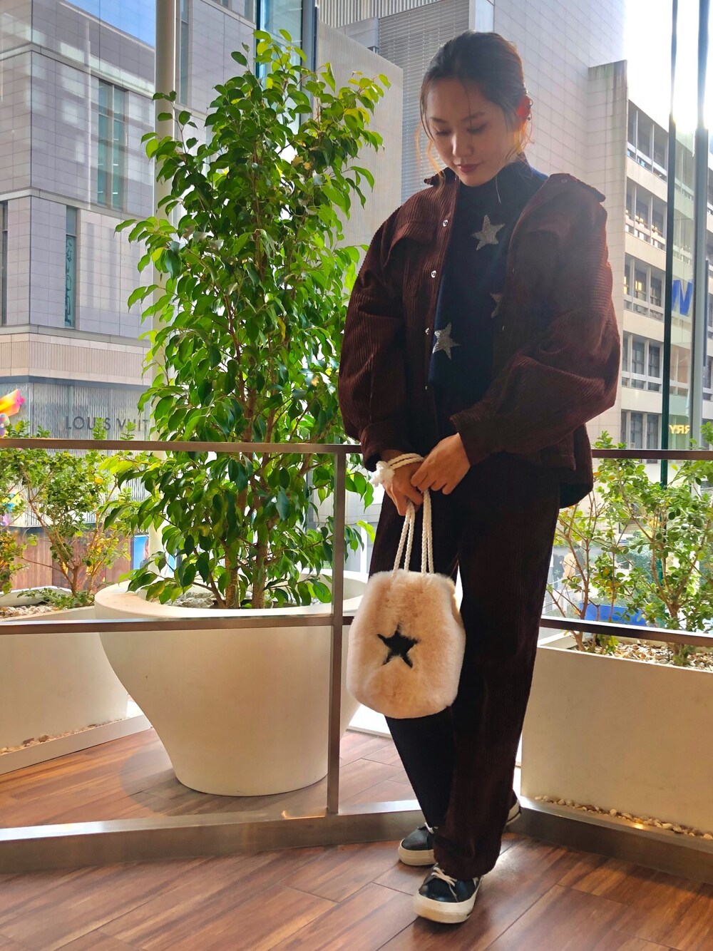 「コンバーストウキョウ、CONVERSE TOKYO、コンバース、converse、コーデュロイ、セットアップ、星柄、ファーバッグ、大人カジュアル」｜「CONVERSE TOKYOのコーデュロイジャケット（ブルゾン、ブラウン系）」を使った、haruka.Sさん（レディース・160cm）の秋コーディネートの1枚目の写真