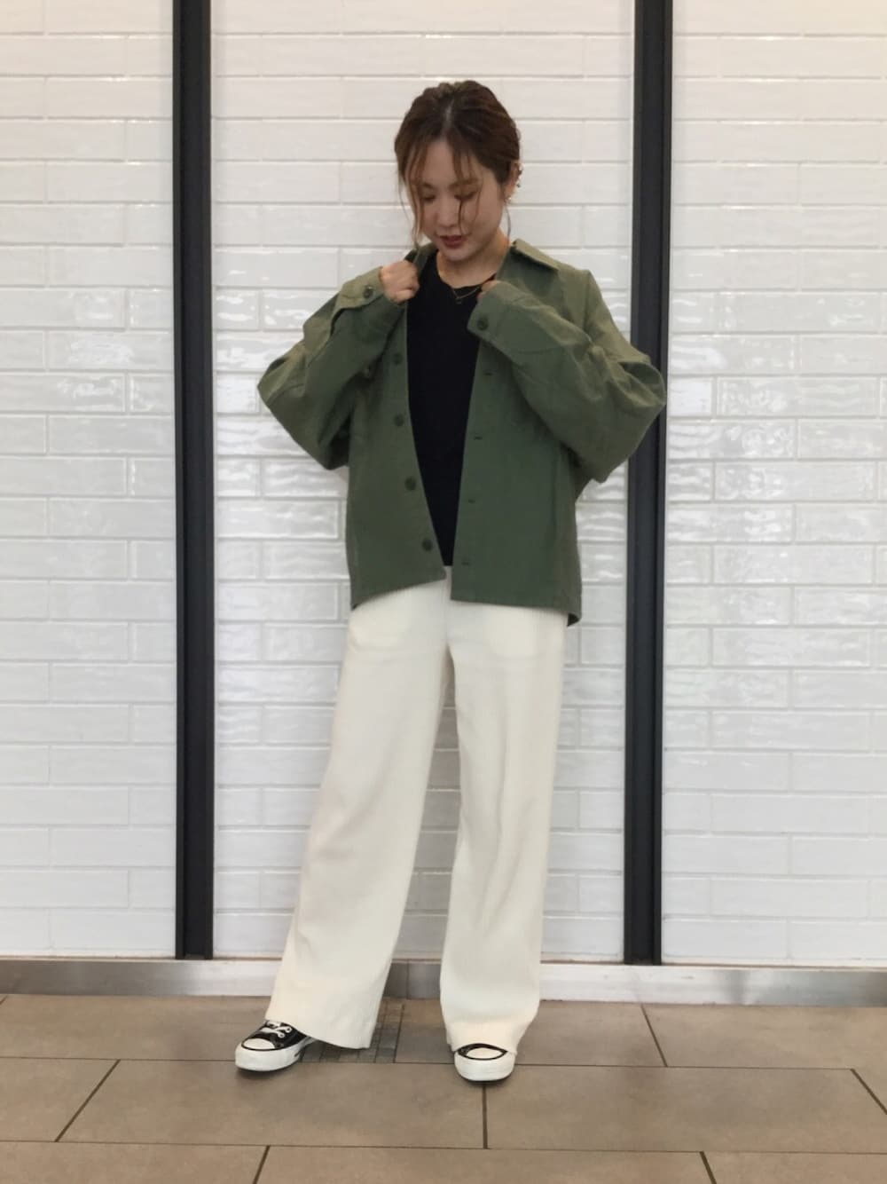 「コンバーストウキョウ、CONVERSE TOKYO、コンバース、converse、カジュアルコーデ、ゆるコーデ、オトナカジュアル、リブパンツ、スニーカー、スタッフセンバツ」｜「CONVERSE TOKYOのコクーンシルエットブルゾン（ブルゾン、グリーン系）」を使った、haruka.Sさん（レディース・160cm）の秋コーディネートの1枚目の写真