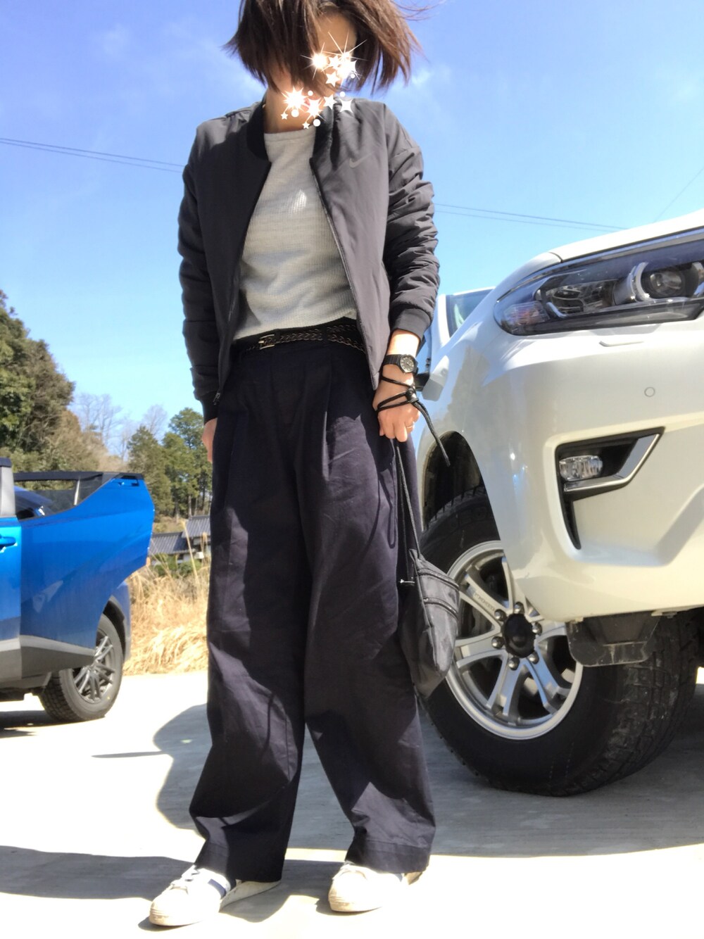「シンプルコーデ、休日コーデ、おしゃれさんと繋がりたい、カジュアル、プチプラ、UNIQLO、チノワイドパンツ、スポーツミックス」｜「NIKEのNIKE ウーブンリバーシブル ボマージャケット （ブルゾン、ブラック系）」を使った、みっきさん（レディース・162cm）の春コーディネートの1枚目の写真