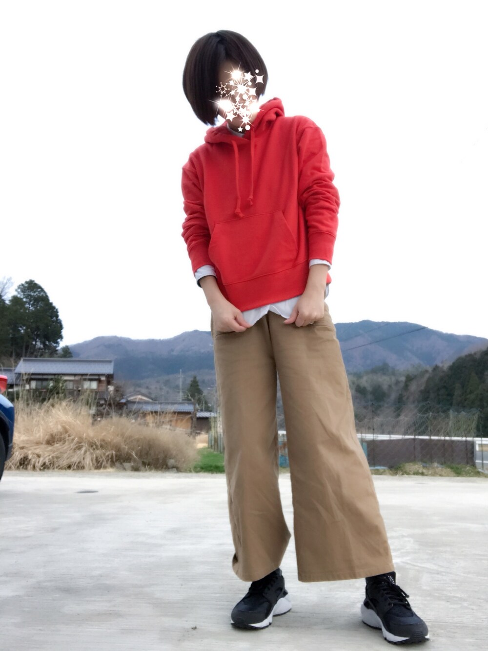「赤、シンプル、おしゃれさんと繋がりたい、ワイドパンツ、プチプラ、チノワイドパンツ、パーカー、スニーカー、オトナカジュアル」｜「coenの【『リンネル』2017/11月号掲載】2WAYダブルガーゼシャツ（シャツ/ブラウス、ホワイト系）」を使った、みっきさん（レディース・162cm）の春コーディネートの1枚目の写真