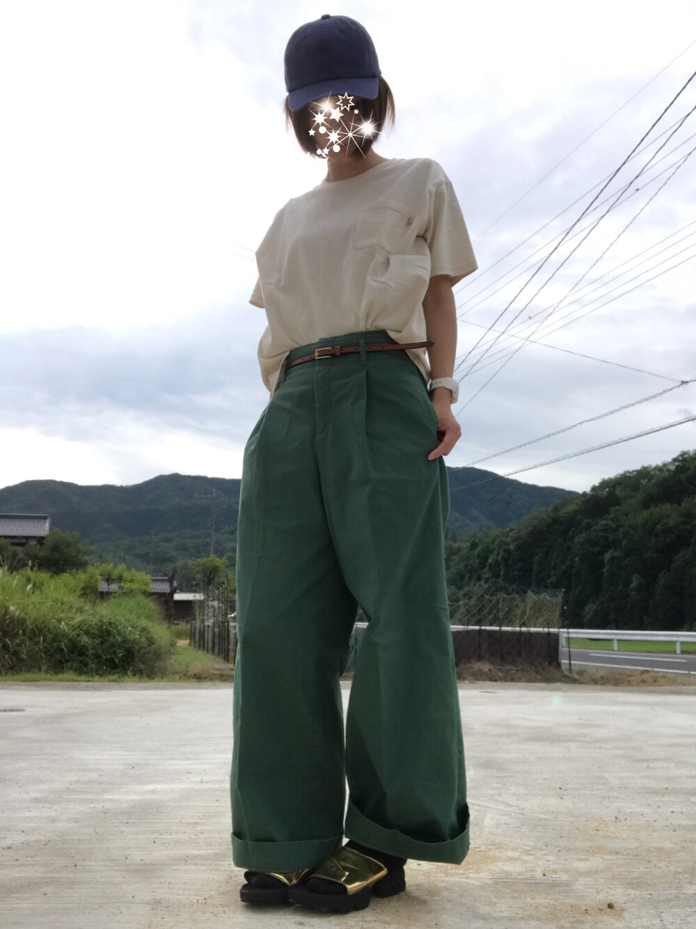 「カジュアルコーデ、ラクチンコーデ、ワイドパンツ、Tシャツ、サンダルに靴下、メンズライク、ママファッション」｜「UNIQLOのアイテム（キャップ、ブルー系）」を使った、みっきさん（レディース・162cm）の夏コーディネートの1枚目の写真