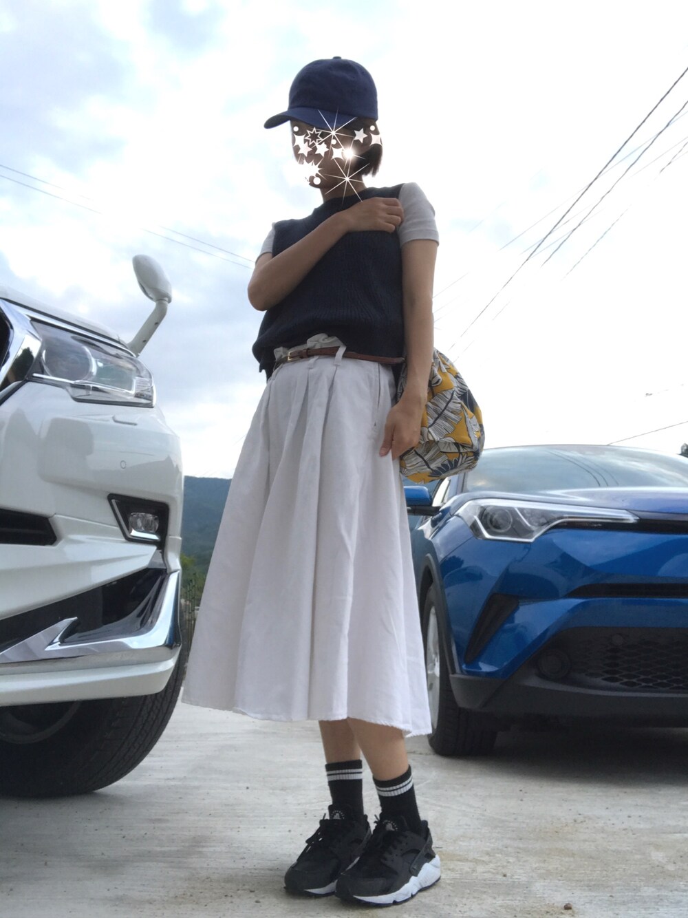 「夏、休日スタイル、お洒落さんとつながりたい、カジュアルコーデ、キンチャクバッグ、シロスカート、ベスト」｜「UNIQLOのアイテム（キャップ、ブルー系）」を使った、みっきさん（レディース・162cm）の夏コーディネートの1枚目の写真