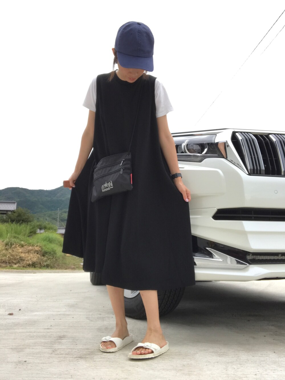 「休日スタイル、カジュアルコーデ、楽チンコーデ、夏コーデ、プチプラ、ブラック、ワンピース」｜「UNIQLOのアイテム（キャップ、ブルー系）」を使った、みっきさん（レディース・162cm）の夏コーディネートの1枚目の写真