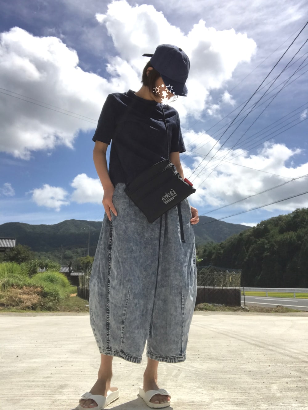「夏のワントーンコーデ、カジュアル、デニム、サコッシュ、ネイビー、ユニクロ、ラクチンコーデ」｜「UNIQLOのアイテム（キャップ、ブルー系）」を使った、みっきさん（レディース・162cm）の夏コーディネートの1枚目の写真