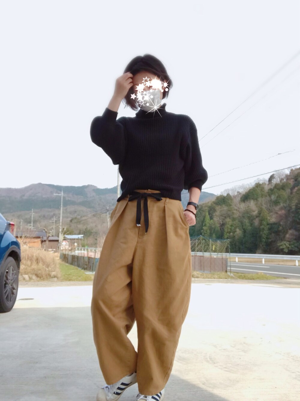 「春コーデ、シンプル、キレイめ、スニーカー、バルーンパンツ、ニット、カジュアル」｜「titivateのﾎﾞﾄﾙﾈｯｸﾘﾌﾞﾆｯﾄﾌﾟﾙｵｰﾊﾞｰ（ニット/セーター、ブラック系）」を使った、みっきさん（レディース・166cm）の春コーディネートの1枚目の写真