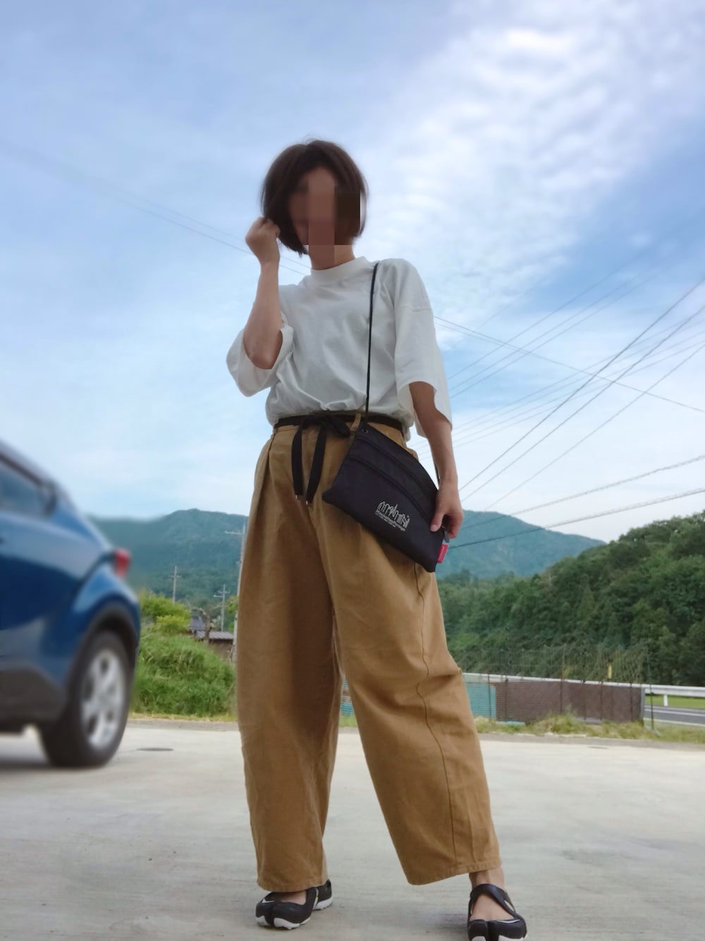 「休日スタイル、オトナカジュアル、スニーカー、エアリフト、ホワイト、シロティー、UNIQLO、バルーンパンツ」｜「UNIQLOのオーバーサイズスクエアＴ（5分袖）（Tシャツ/カットソー、ホワイト系）」を使った、みっきさん（レディース・166cm）の夏コーディネートの1枚目の写真