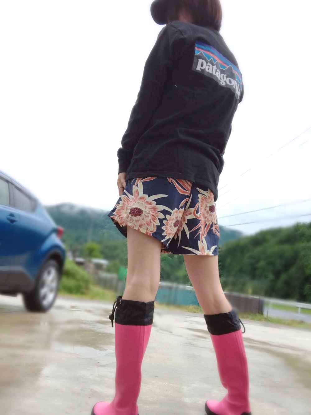 「休日コーデ、フェススタイル、レインブーツ、パタゴニア、アウトドアスタイル、キャンプ、雨の日コーデ」｜「patagoniaのpatagonia/パタゴニア メンズ・ロングスリーブ・P-6ロゴ・コットン・Tシャツ（Tシャツ/カットソー、ブラック系）」を使った、みっきさん（レディース・165cm）の夏コーディネートの1枚目の写真