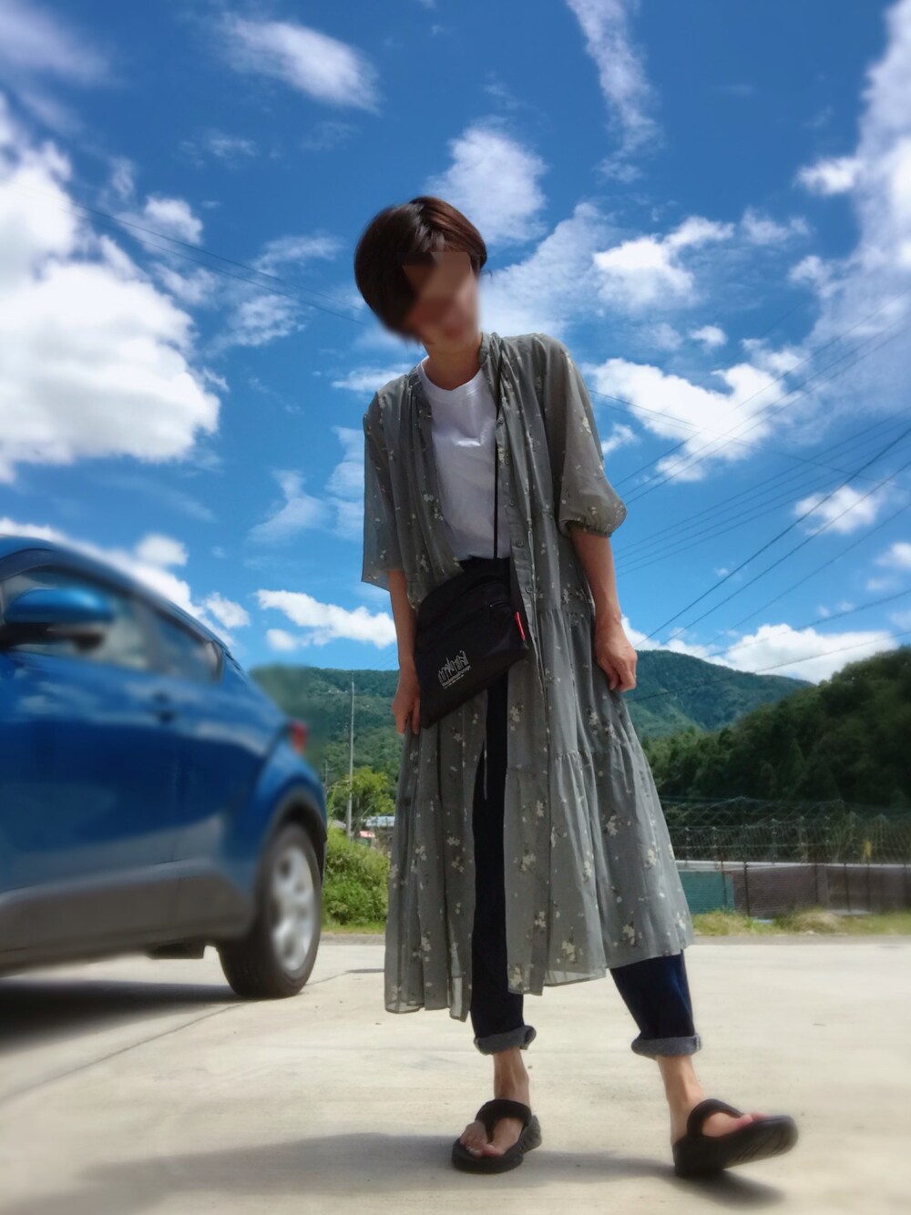 「カジュアル、花柄スカート、ロングワンピース、ショートヘア、はおりワンピ、サンダル、デニムパンツ」｜「UNIQLOのマーセライズコットンT（ノースリーブ）（Tシャツ/カットソー、ホワイト系）」を使った、みっきさん（レディース・166cm）の夏コーディネートの1枚目の写真