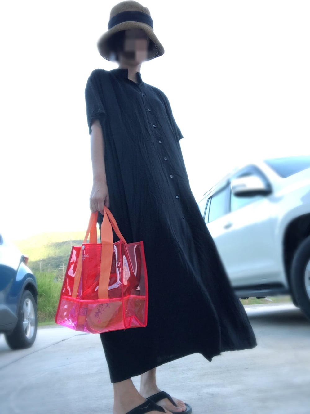 「カジュアル、シンプル、休日スタイル、ロングワンピース、黒、サンダル、プールバッグ」｜「14+のセーラーリボン麦わらハット / 14+オリジナル レディース 帽子 HAT UVハット つば広 親子 リンクコーデ（ハット、ブラウン系）」を使った、みっきさん（レディース・166cm）の秋コーディネートの1枚目の写真